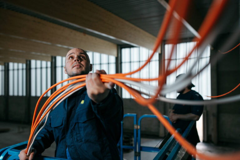 Elektrotechnik, Installateur mit Kabeln